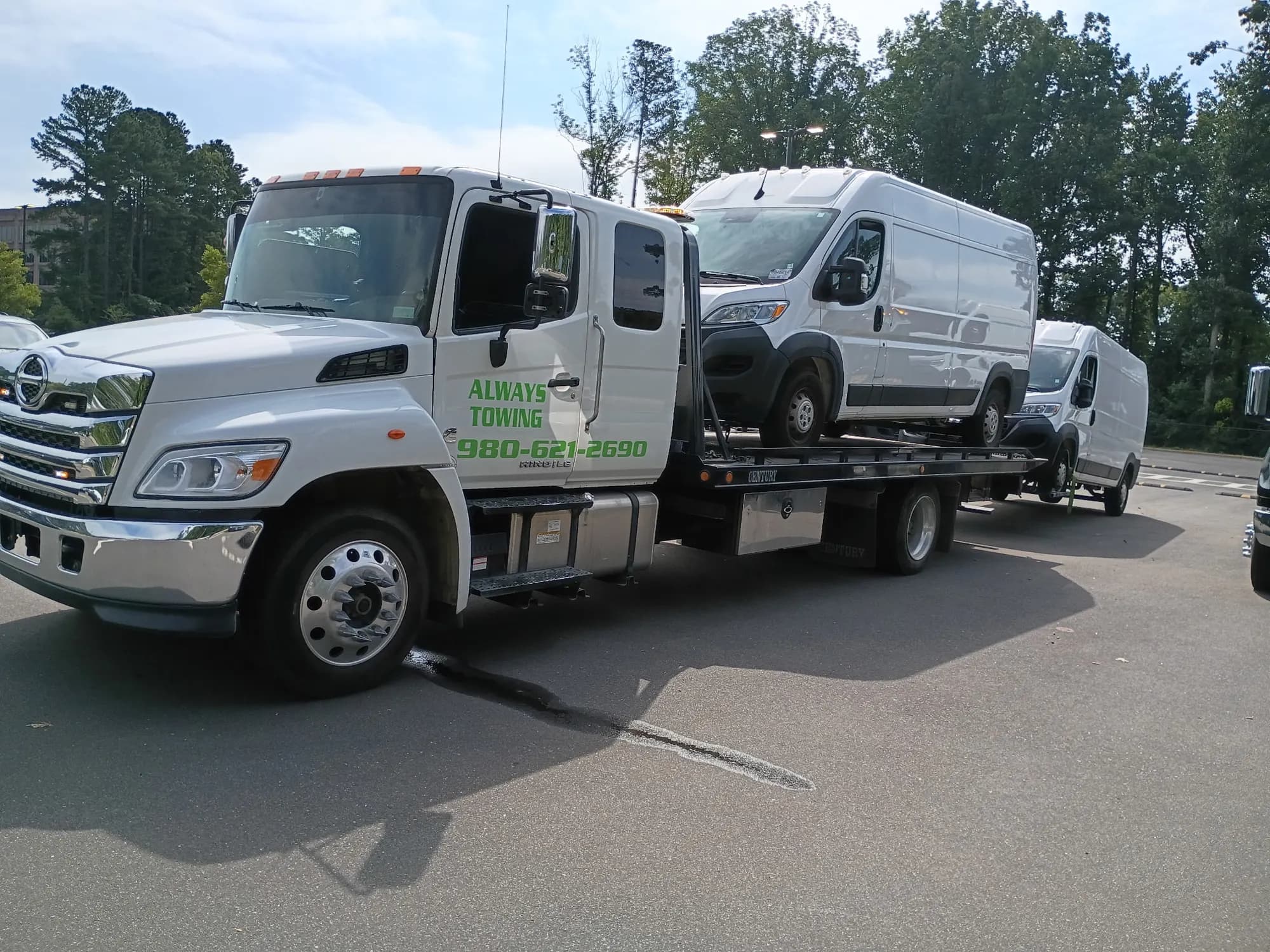 Flatbed towing cargo vans